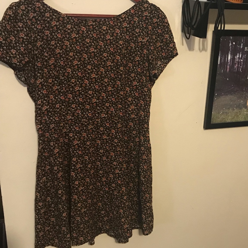 ⭐️5/25⭐️ Deep V back floral dress